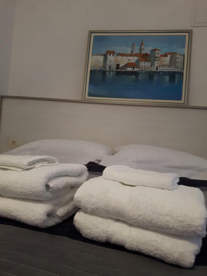 Apartments Nika Трогир Екстериор снимка