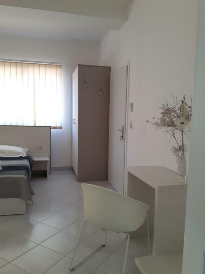 Apartments Nika Трогир Екстериор снимка