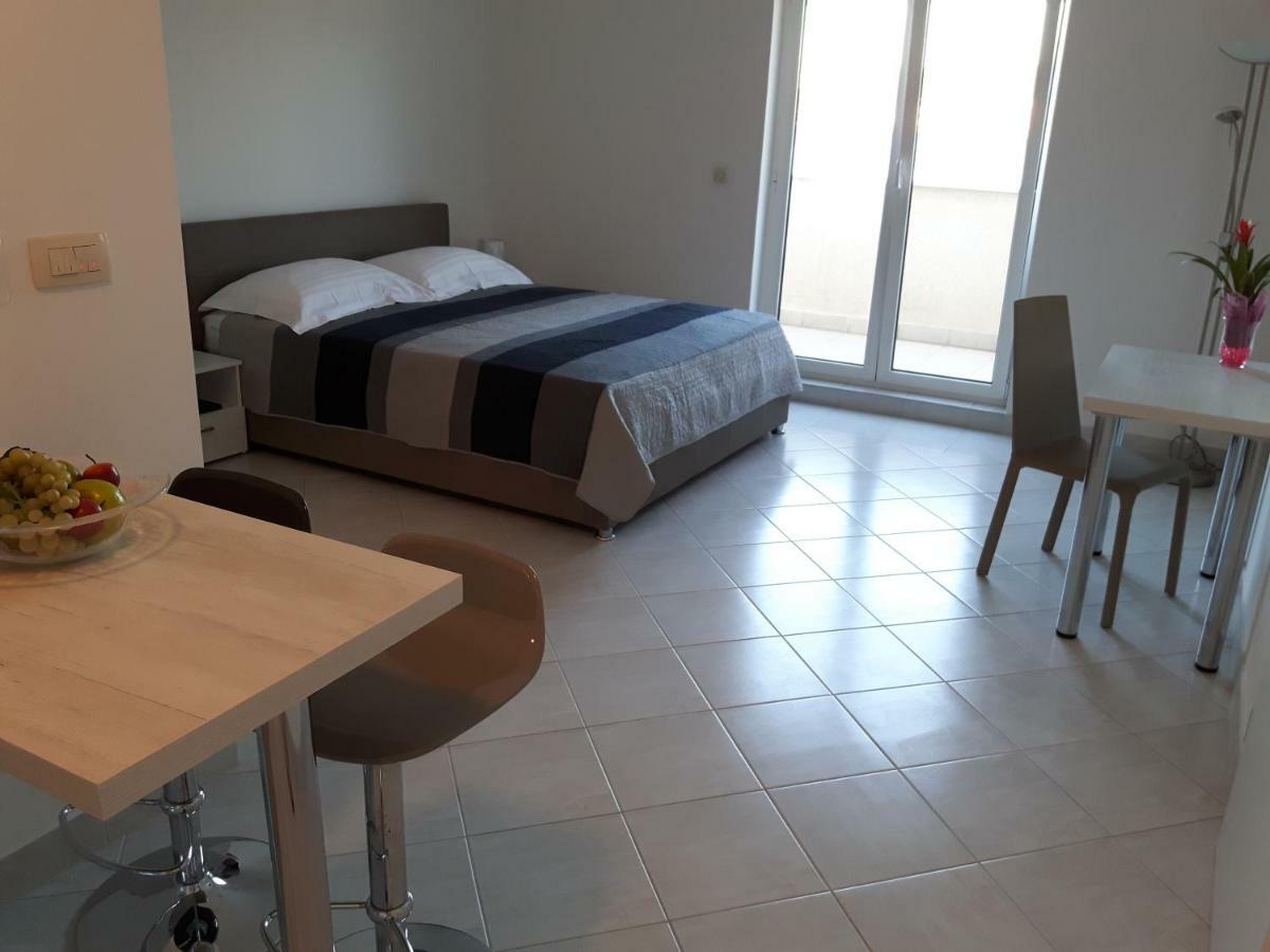 Apartments Nika Трогир Екстериор снимка