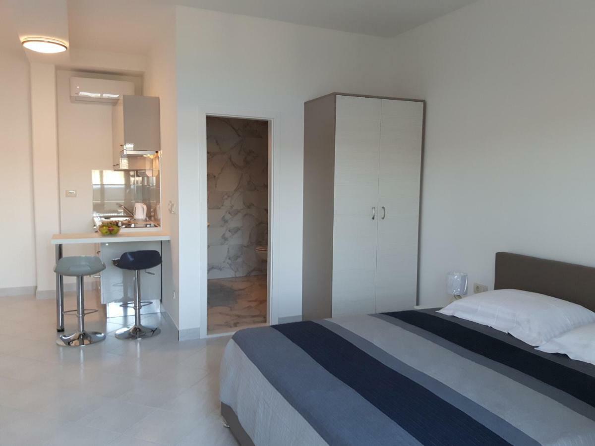 Apartments Nika Трогир Екстериор снимка